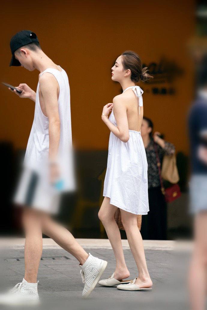 街拍路人，高贵端庄的一字肩穿搭参考，让你引爆时尚新潮流