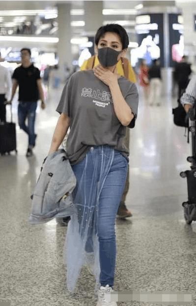 宁静现身机场，牛仔裤外套层薄纱潮翻了，网友:这裤子我可不敢穿