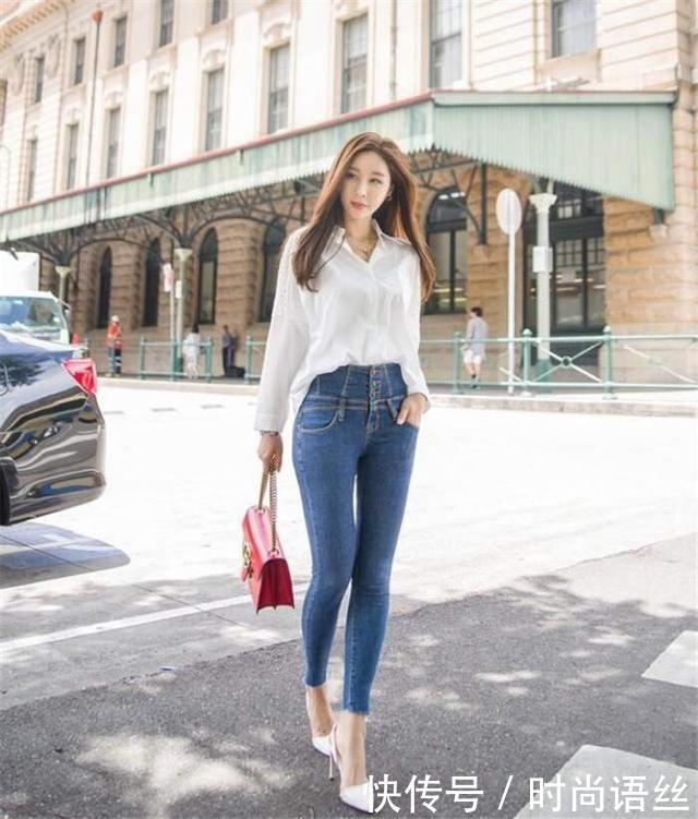 美丽优雅的美女穿着紧身牛仔裤，秀出女性婀娜多姿不一样的美！