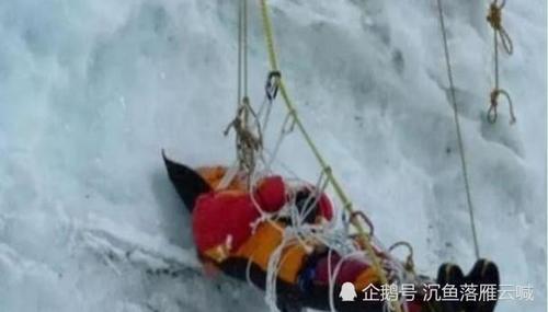 在攀登珠穆朗玛峰时，同伴不小心摔倒了，千万不能扶