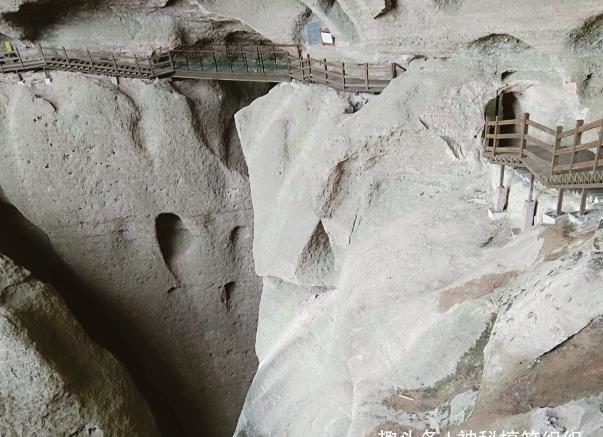 奇特寺庙在悬崖上 唯一小路仅有10厘米宽 太危险游客无人敢去