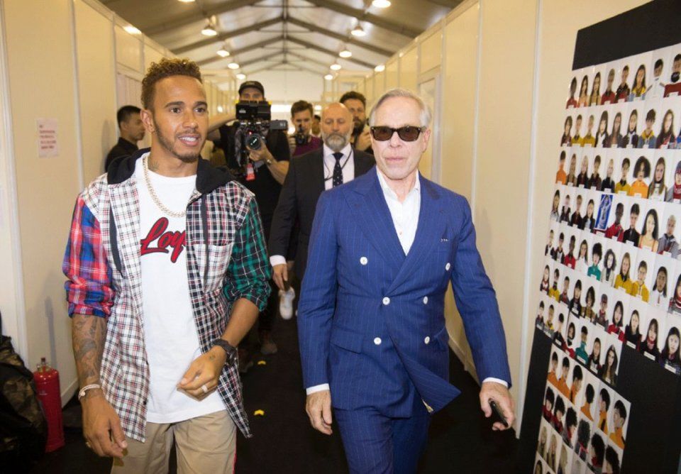 看热闹 | 这些人跑到黄浦江边比谁钻石大，你猜比伯嫂的排第几?