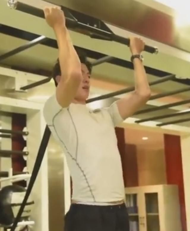 努力健身后，她被称为身材最完美的女人？