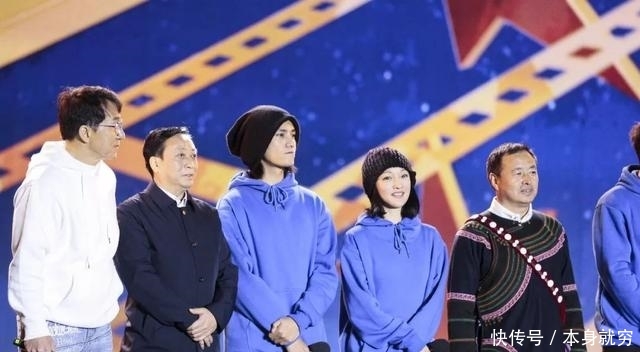 何炅穿越人群拥抱谢娜