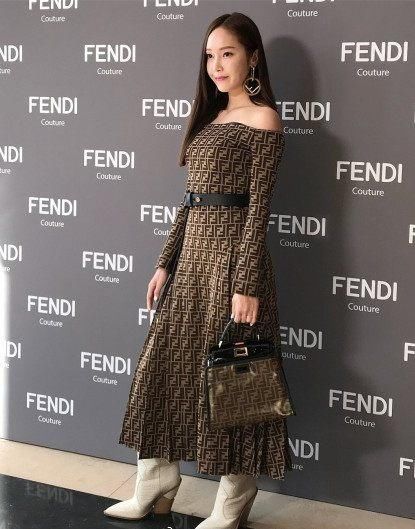 郑秀妍尴尬了!穿过膝长靴配这么厚的靴子，网友:嫌自己不够胖?