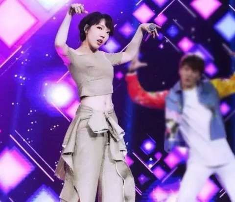 吴莫愁首次走知性路线,洗掉纹身淡妆现身