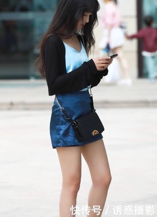 时尚小姐姐身穿紧身裤展现玲珑有致好身材，形成一道亮丽的风景线