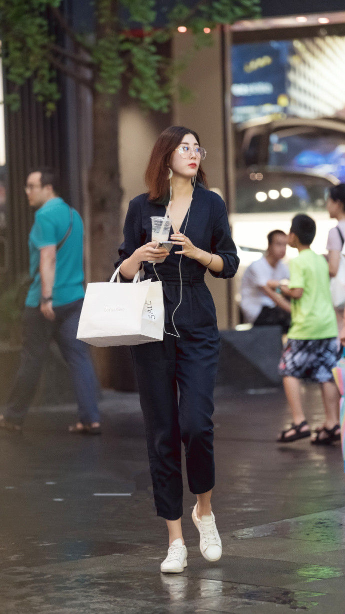 成都街拍，同样的搭配又不同的风格，你喜欢哪一位的穿搭?