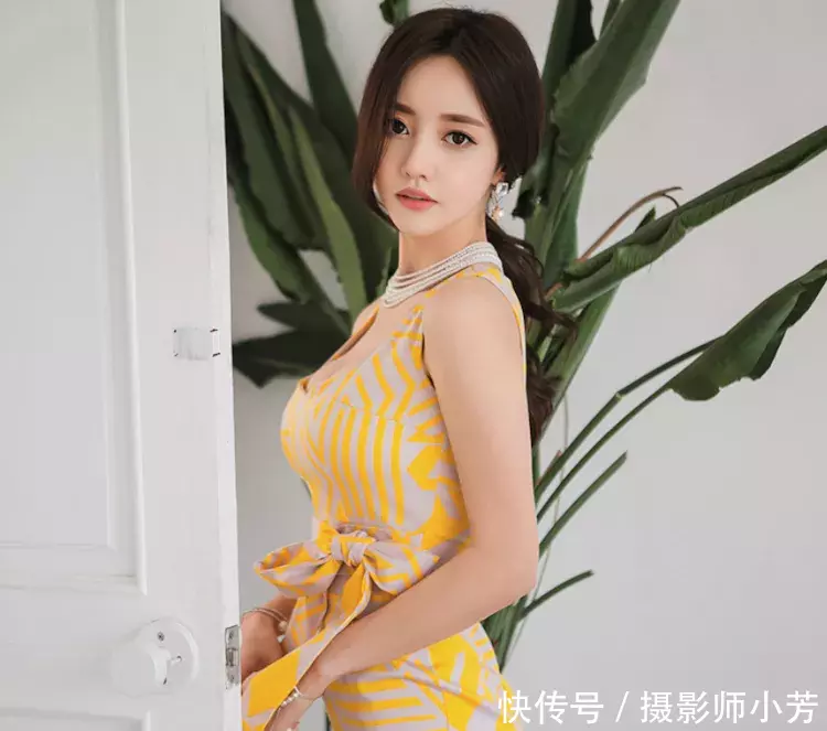 室内写真：意气风发的紧身裙美女，彰显别样的优雅气质！