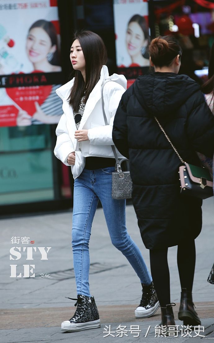 重庆街拍，黑色皮大衣搭配黑色紧身裤，可美丽可酷帅系列!