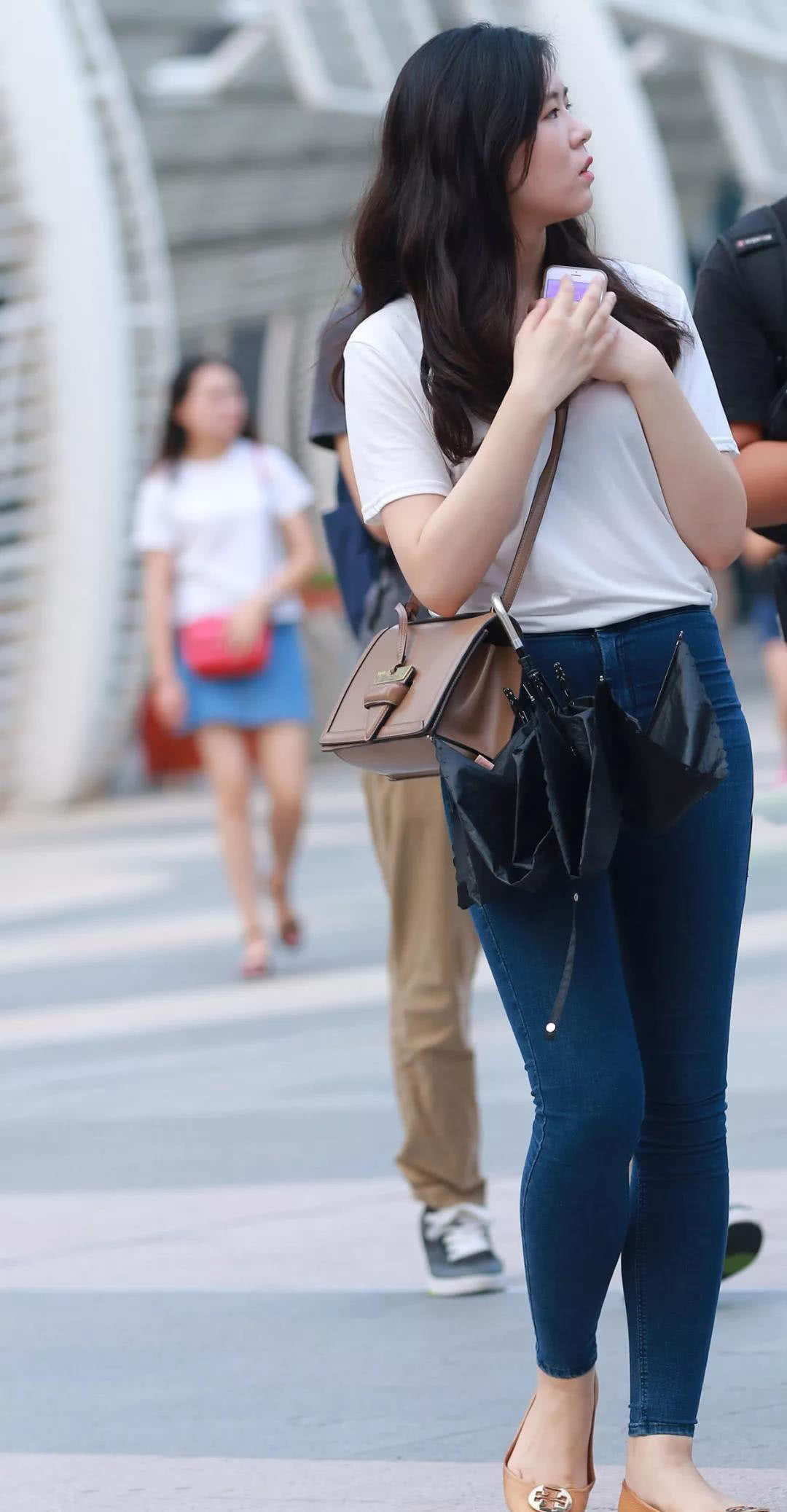 微粗的双腿穿着牛仔裤，胯宽背影更具时尚女人味