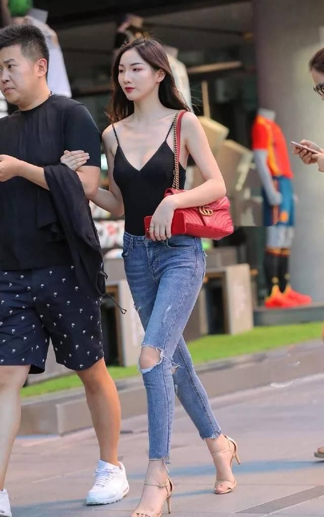 显得：美丽的长腿是这么迷人，高跟鞋搭配短裙