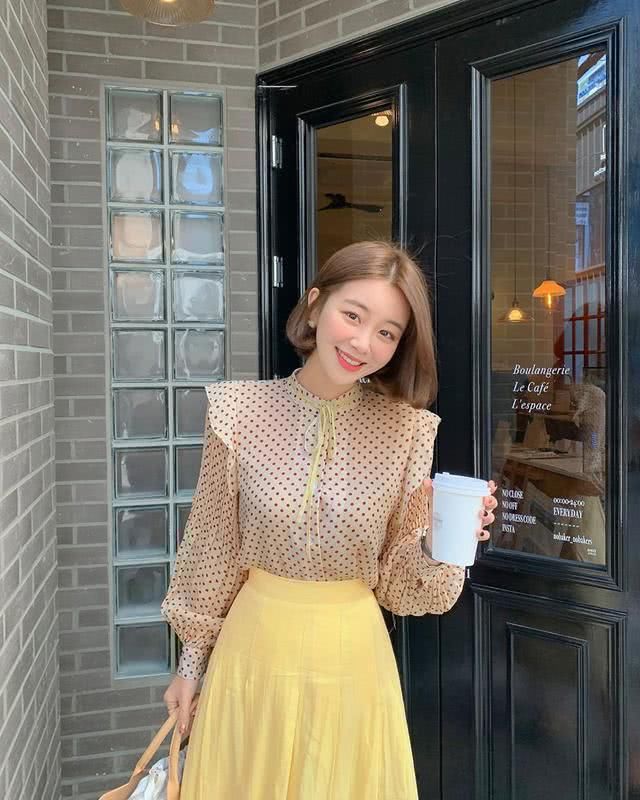  #色彩#在春季穿衣服看起来枯燥乏味，你学会运用色彩了吗？