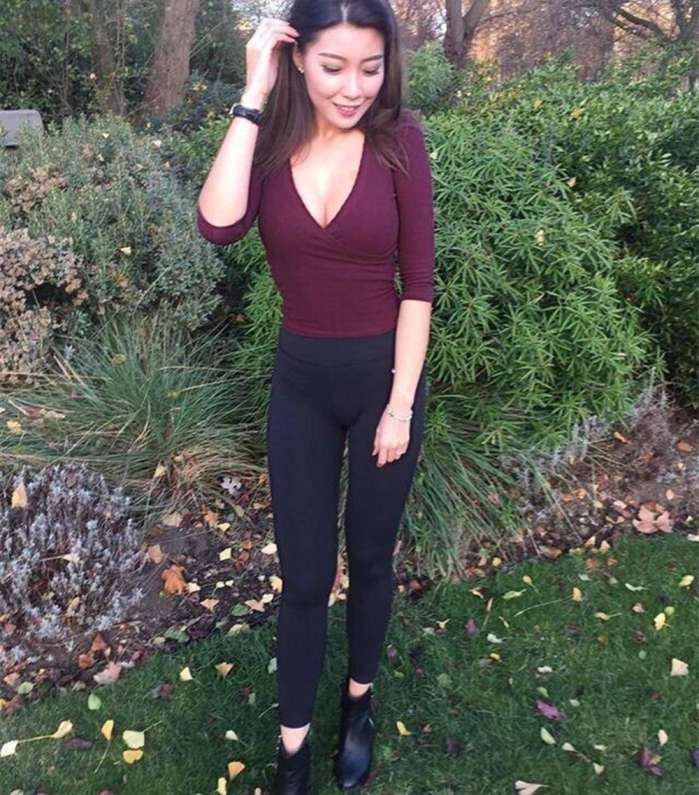 街拍：紧身裤美女，身材丰腴，气质出众