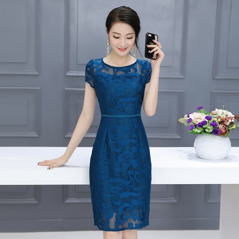 实事求是!70女人穿这“宝蓝裙”，高贵大气，穿上成行走的荷尔蒙