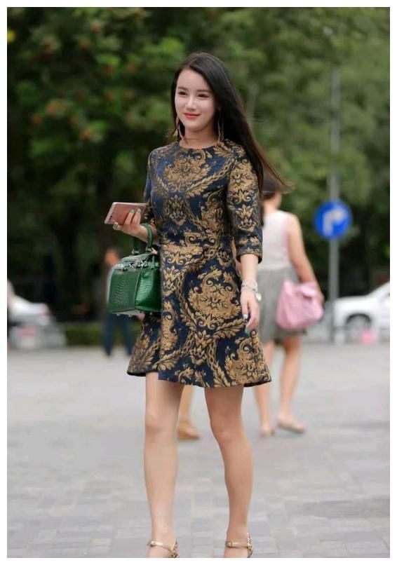 街拍:图1玲珑身段，图4青春时尚，图6性感低胸蕾丝吊带妩媚撩人