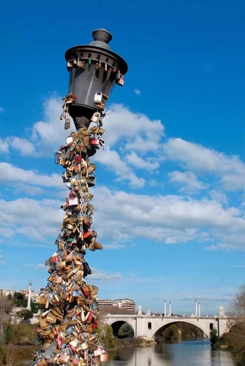 你们的爱情信物，都变成了景区垃圾