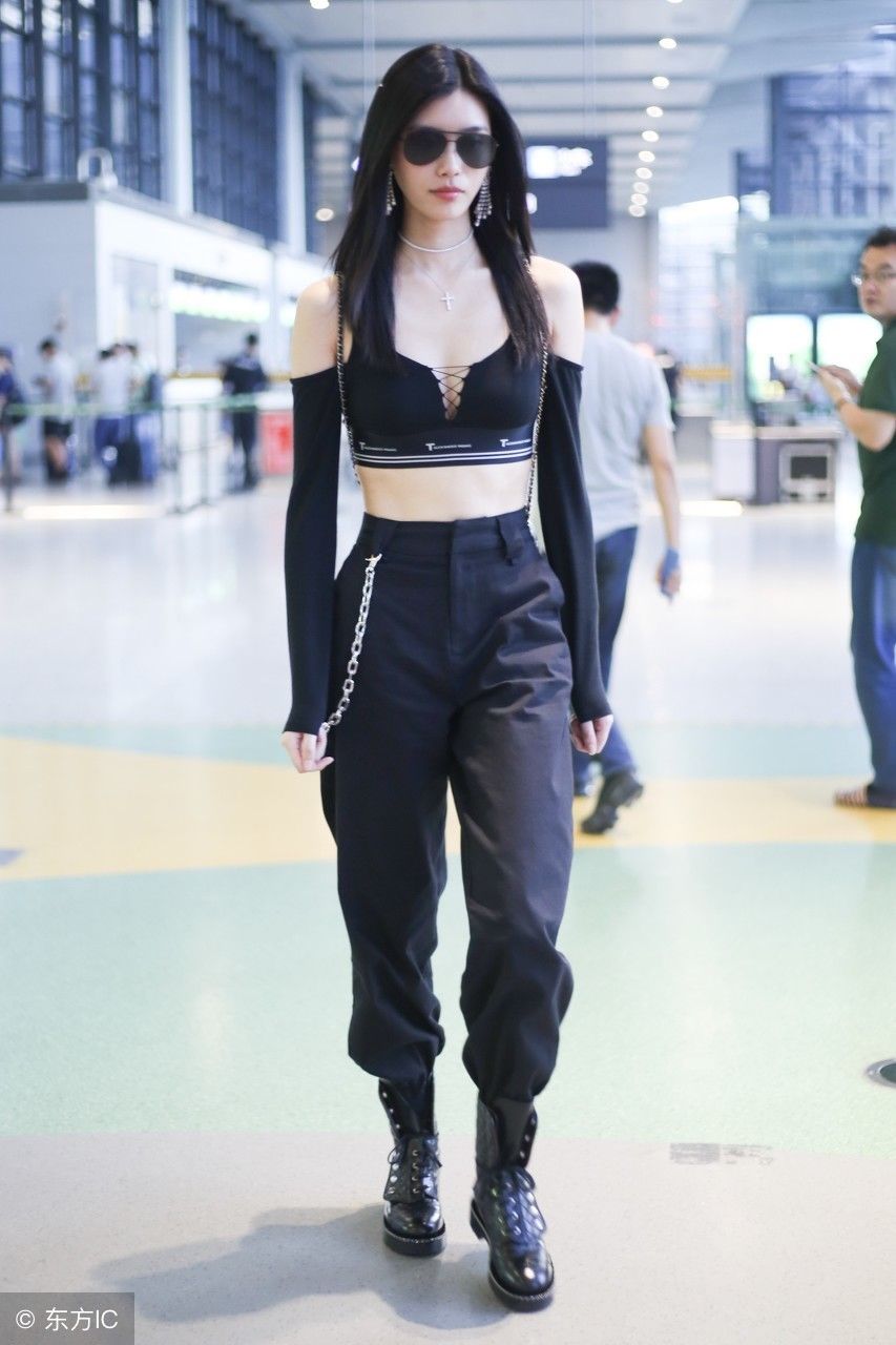 美女模特的服装，总是能让人大开眼界，美爆了