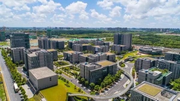  阅兵式■阅兵式上女兵的口红是雅诗兰黛、兰蔻？别猜了，是来自