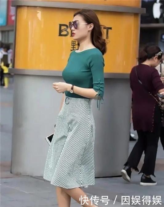  小姐姐|小姐姐身穿一条深灰色的破洞牛仔裤，显得小姐姐很骨感