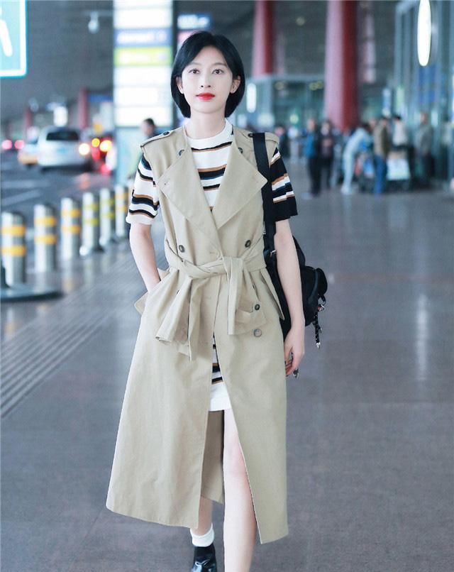  『大方』春季穿风衣不要配小脚裤,如今流行这么穿,时髦大方还高级