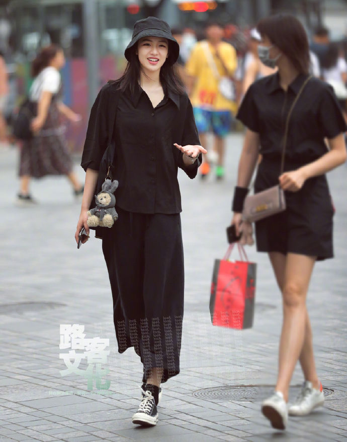 街拍北京:会穿衣打扮的女孩，身材和颜值都很高!