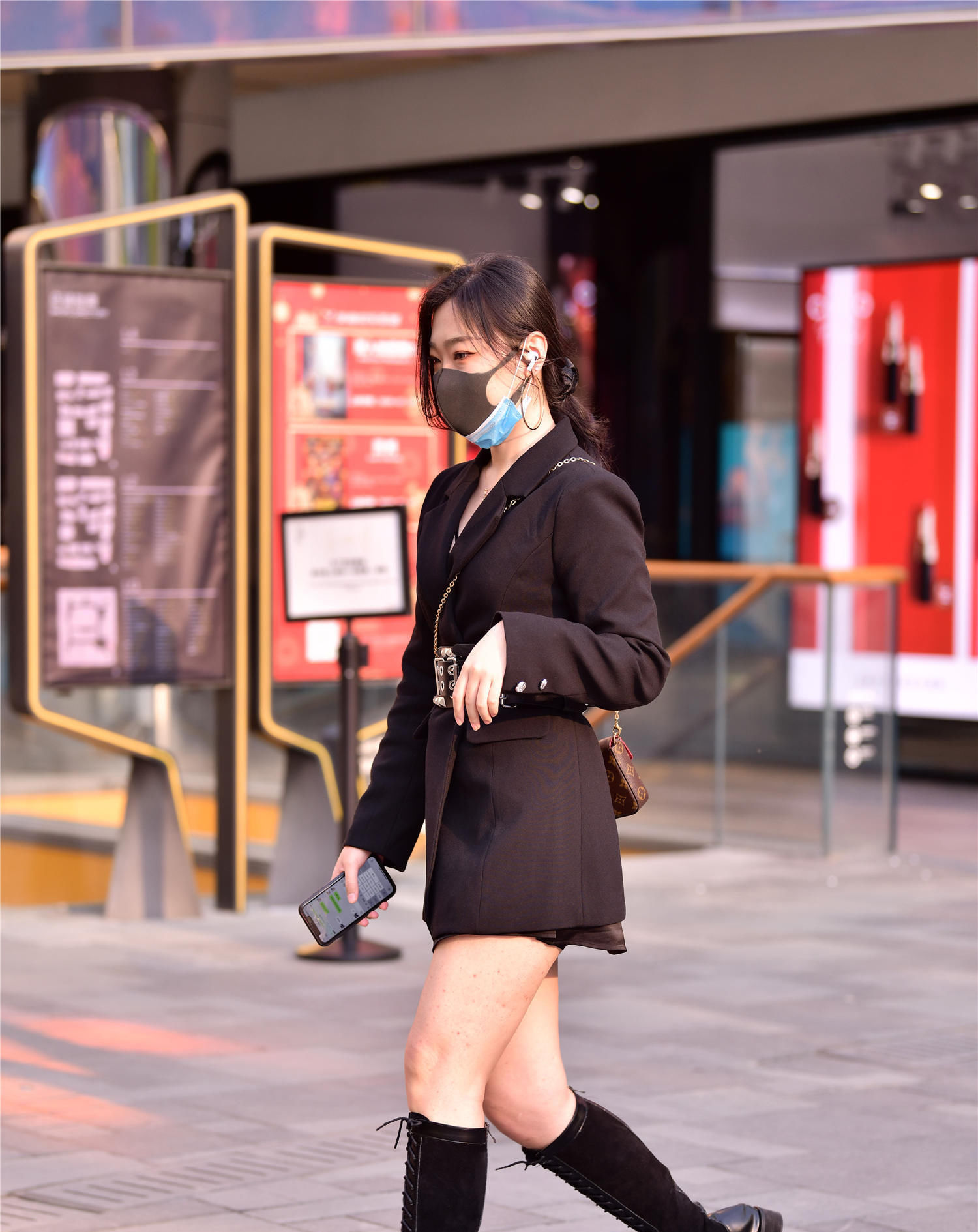 位美女选择一:春季穿着长靴真的不会热,也不是为了保暖,更多是喜欢长靴