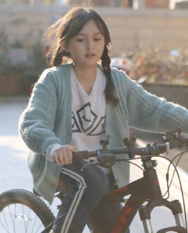  『样子还』小芈月长大了，曾因高颜值被禁止整容，今11岁穿芭比粉鞋腿超长