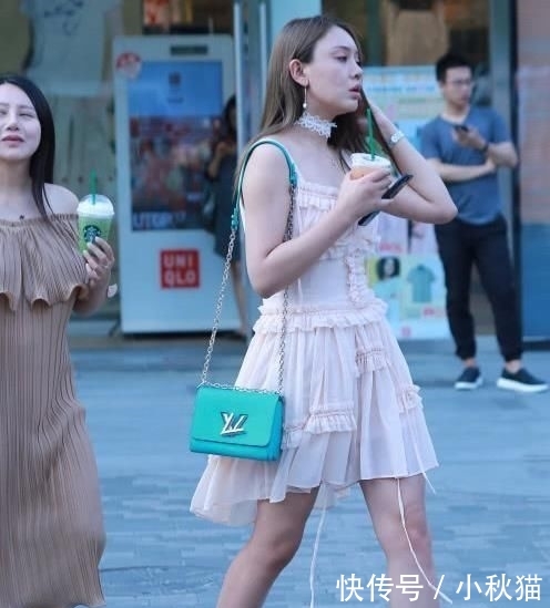 『美女』街拍美女:孤独的感觉之所以如此之重,只是因为想得太深!