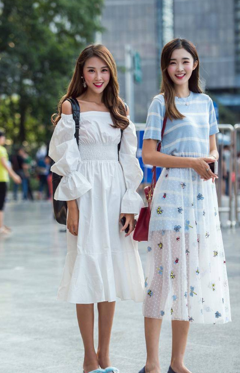 街拍：小姐姐穿着清凉性感，娇俏迷人！