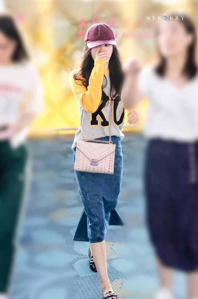 杨幂身穿碎花衬衣搭配皮短裤，大腿细的惊人，网友：这腿有1米8了