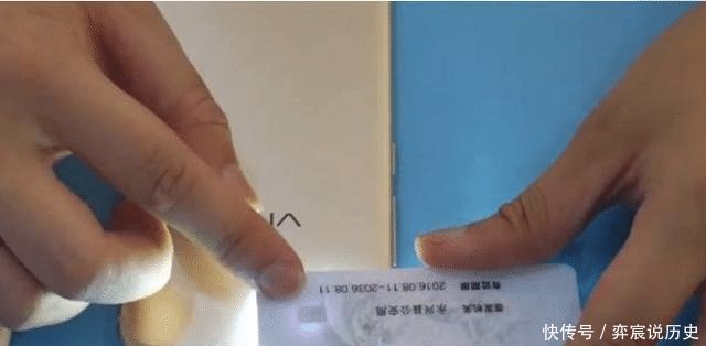 『芯片』为何要把创口贴粘在身份证上, 是因为1个秘密, 你可能不知道
