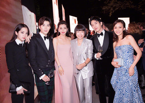 品牌50周年纽约时装秀,孙菲菲、李冰冰台上台下助阵,美艳绝伦!