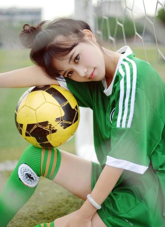 性感足球宝贝甜美俏皮球场写真图片