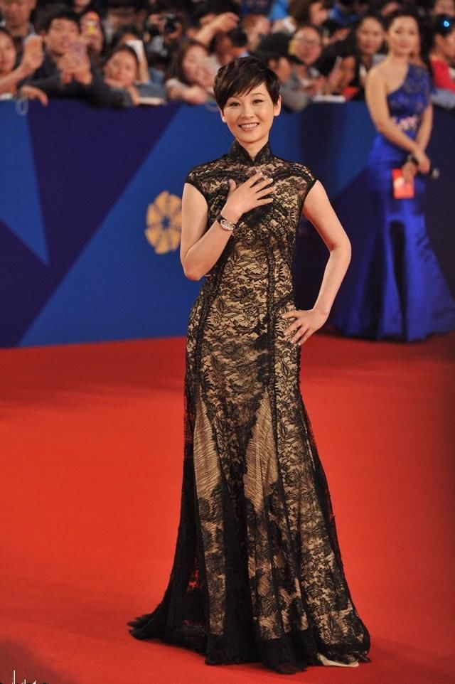 51岁徐帆化浓妆遮皱纹，看着辣眼睛，网友:真实一点不好么