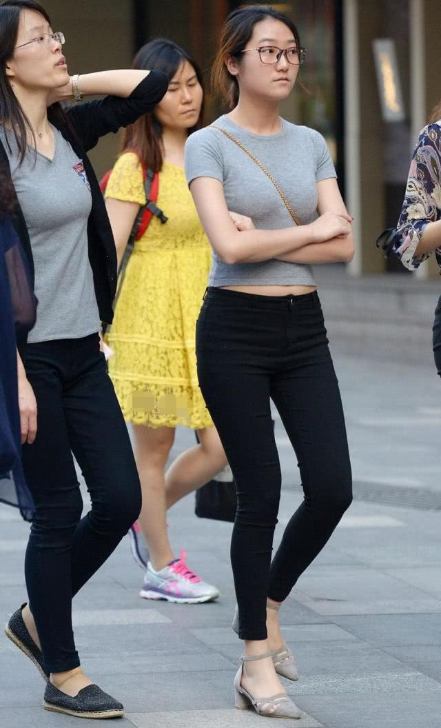 清纯女生黑色紧身裤,一身修身的装扮,尽显玲珑有致好身姿
