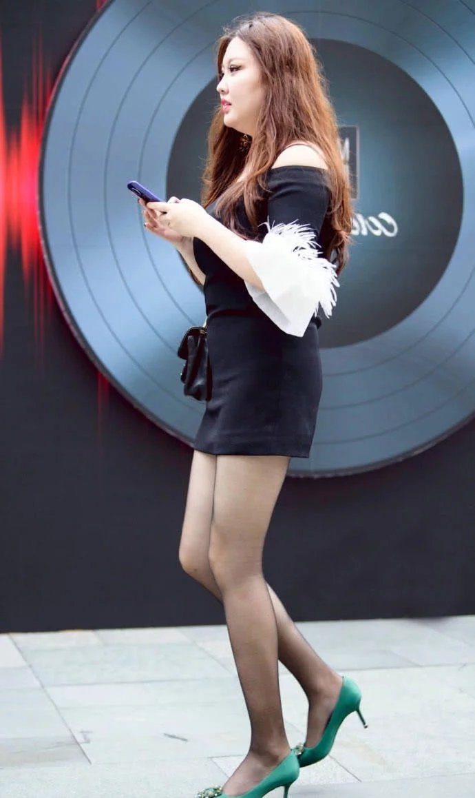 白胖的丰满女人，全身部位都是浑圆饱满，充满小女人气质