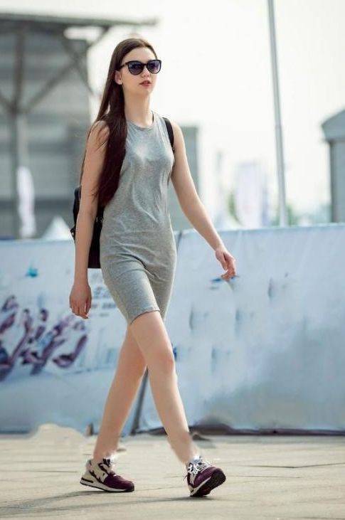 低调|街拍:小美女经典的黑白配,时尚大方,尽显低调冷艳的美