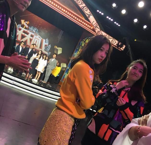  『袁咏仪去』路人2016年遇到虞书欣：超漂亮！虞书欣对路人说：世上还是好人多