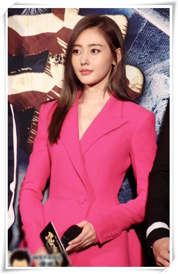 张天爱168,李冰冰166,两人同穿玫红西装,网友:气场差距尴尬了