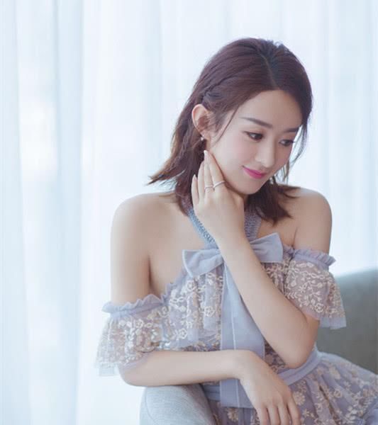 赵丽颖终于亮相，涂着大红唇特别妩媚，现在太有女人味了!