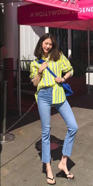 牛仔裤可以分分钟穿出自己的品质感，浅蓝色搭碎花上衣最撩人