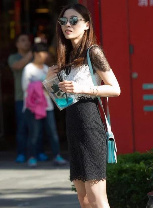 『风采』街拍:脚踩时尚高跟鞋的美女,驾驭它们风采斐然与众不同