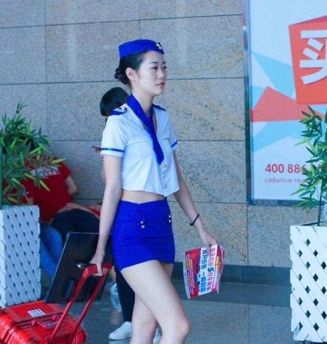街拍空姐,模特般的身材穿上空姐服,全程的焦点都在你身上!