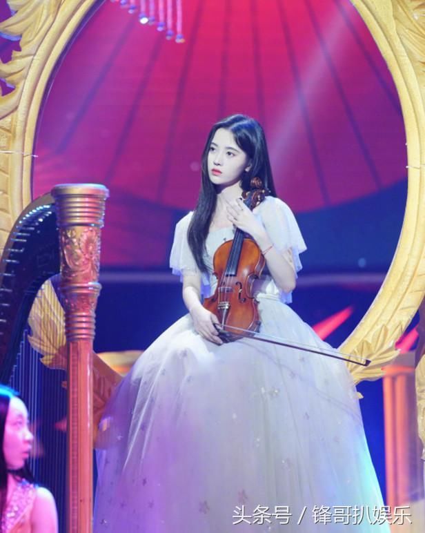 鞠婧祎简直了,几乎短到大腿根的裙子也敢穿,网友:一点都不害臊