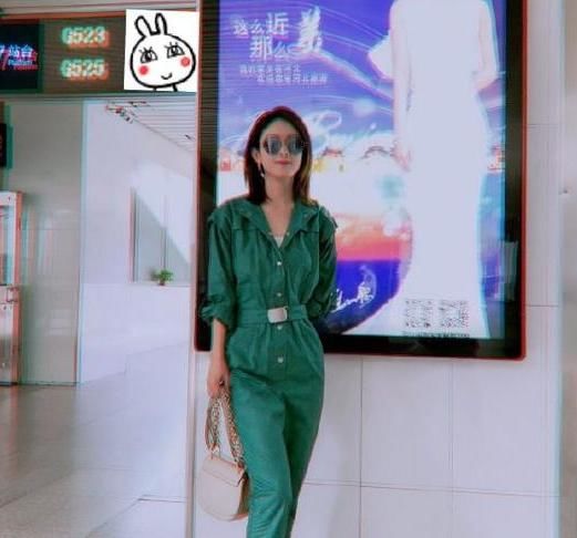 范冰冰晒短卷发照这角度也是自信的没谁了！而她直接年轻了20岁