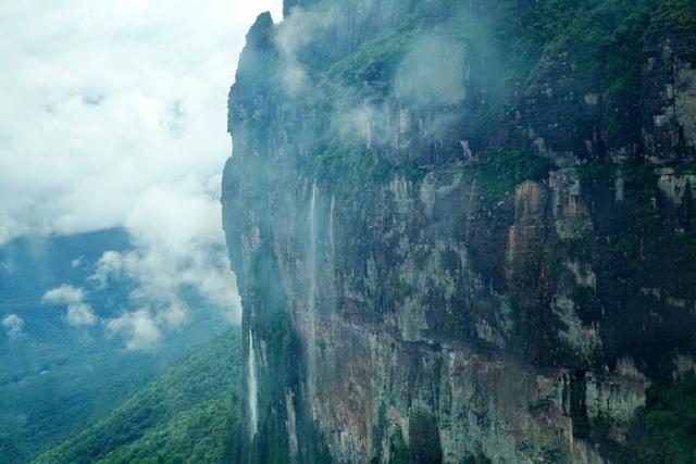 女游客旅游一路拍照，一张“飞起来”的照片，成为她最后的纪念