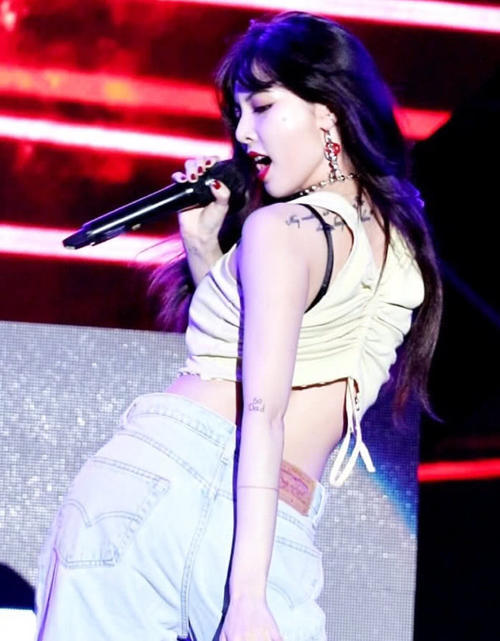 泫雅穿露脐背心这么简单！展示高难度单手脱衣，让女人也疯狂！