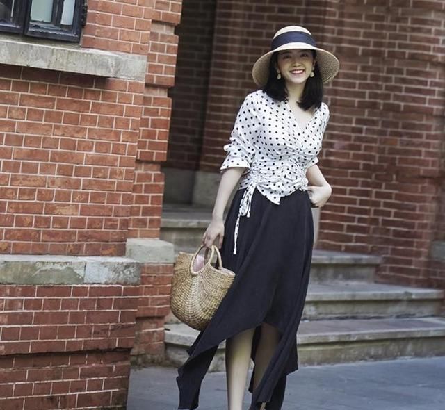  『萝卜』三木博主的春季造型真美，条纹衬衫配萝卜裤，照着穿一样显品位