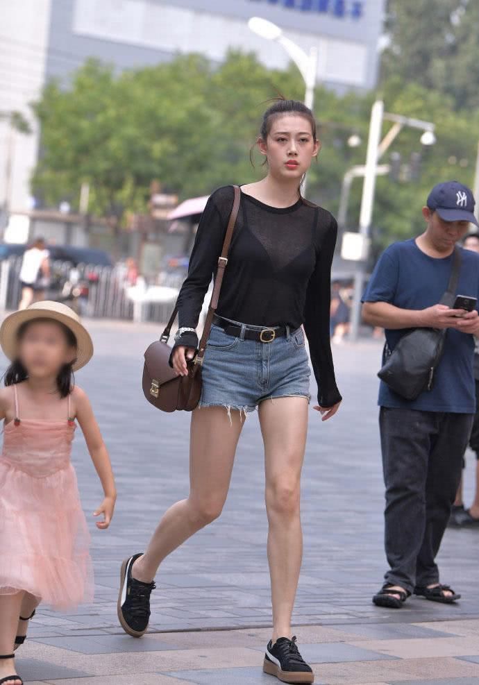 姐姐穿黑色纱衣勾勒出朦胧曲线，浑圆饱满的线条很迷人